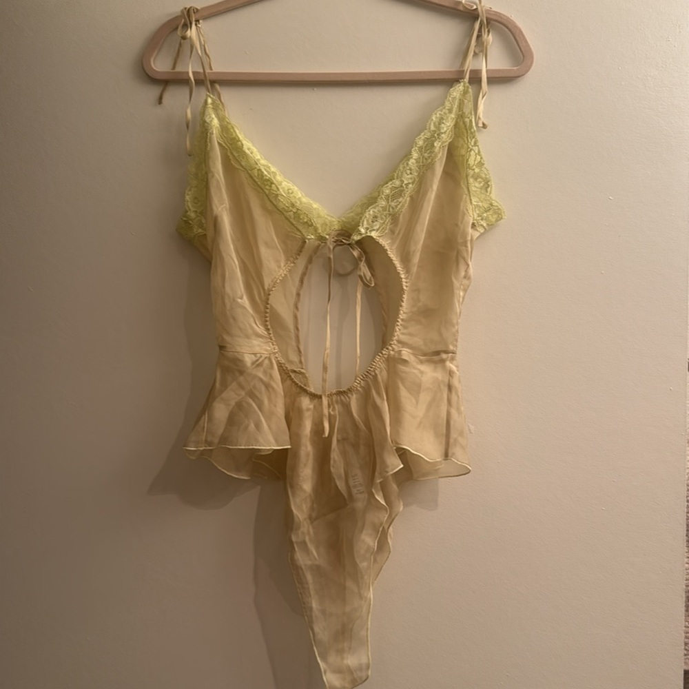 SKIMS Romance Lace Teddy in Sage. Size XS - Picture 4 of 5